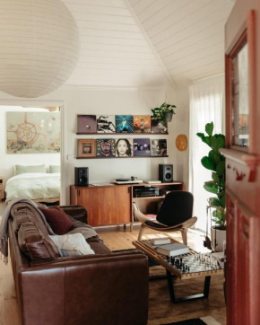 Stylish and Relaxing - Bathtub, Vinyls, Fireplace